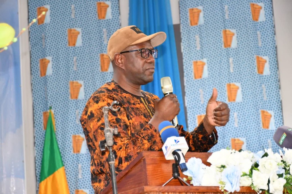 Le Ministre s’adressant au public lors d’un discours officiel